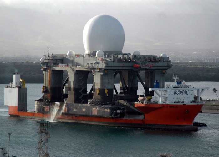 Blue_Marlin_transporting_sea-based_X-band_radar