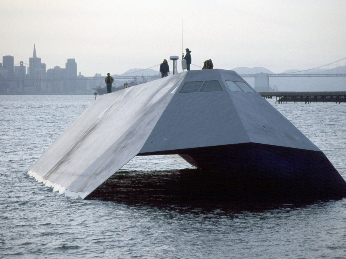 El buque stealth Sea Shadow (IX-529)