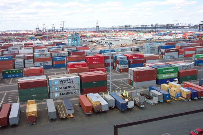 Line3174_-_Shipping_Containers_at_the_terminal_at_Port_Elizabeth,_New_Jersey_-_NOAA