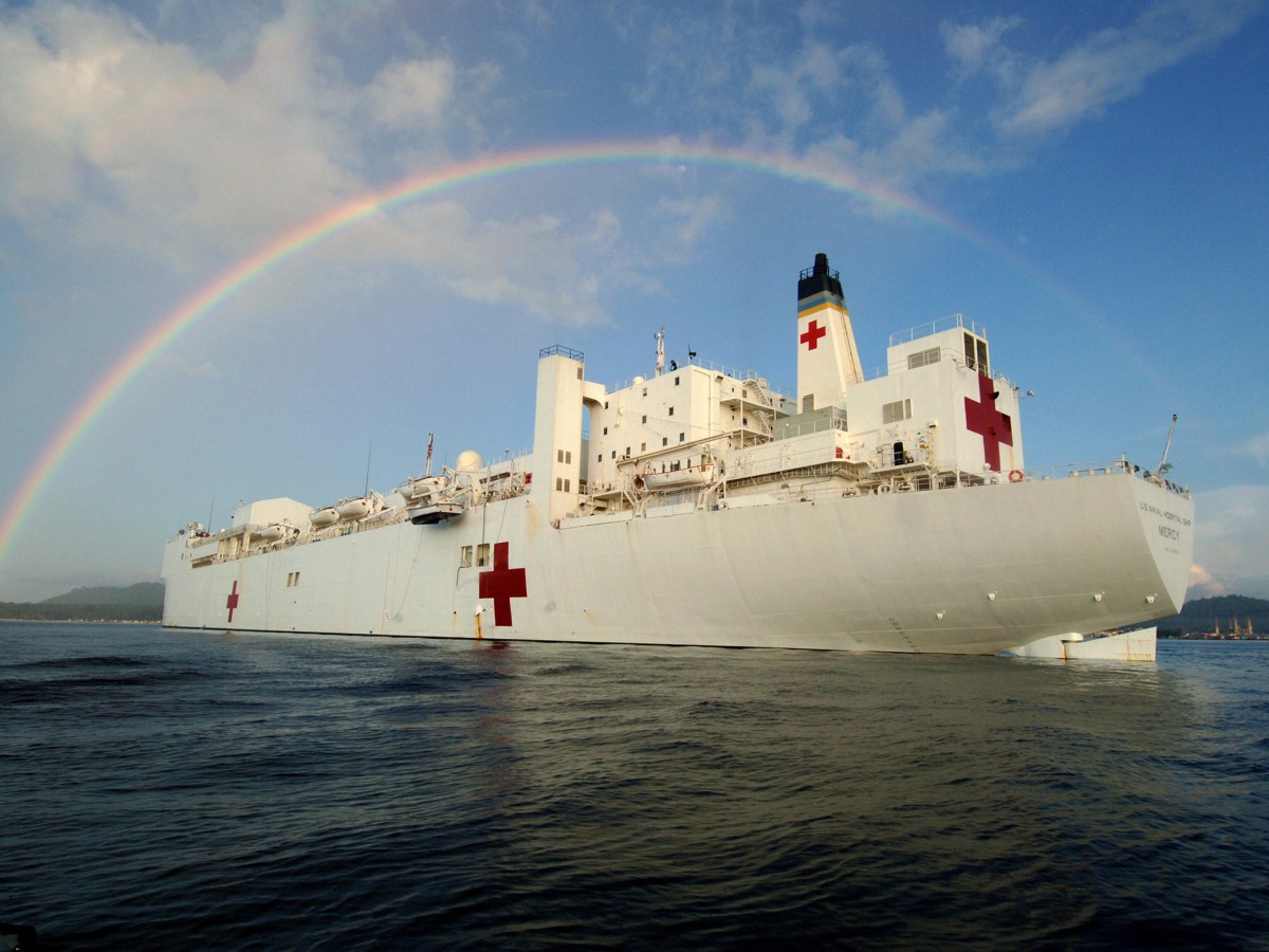 El buque hospital USNS Mercy
