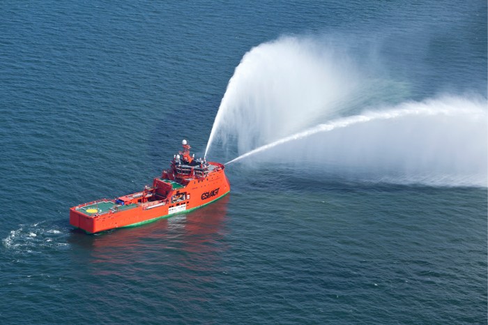 AT-Luftfoto-Esbjerg-har-her-luftfotograferet-ESVAGT-Aurora-mens-skibet-tester-vandkanonerne