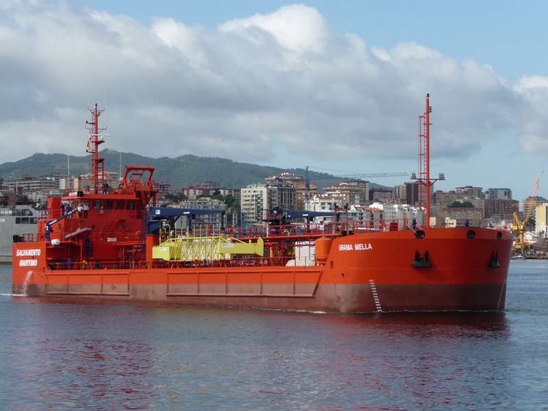 El buque de lucha anticontaminación Urania Mella