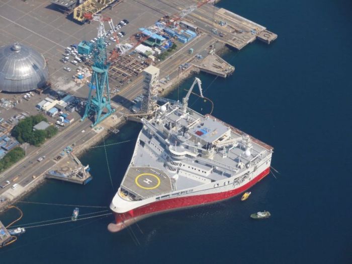 an-unusually-wide-ships-1