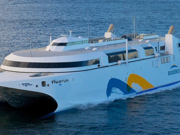 El ferry de alta velocidad Francisco de Buquebus