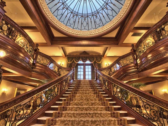 the-grand-staircase-was-made-using-the-original-blueprints-for-the-ss-titanic