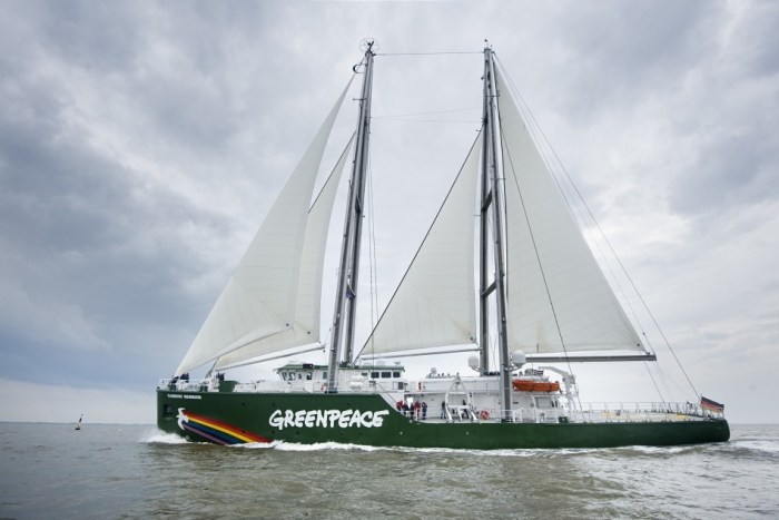 174247-greenpeace-boat-rainbow-warrior-iii