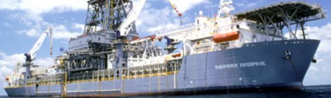 El buque de perforación petrolífera Discoverer Enterprise