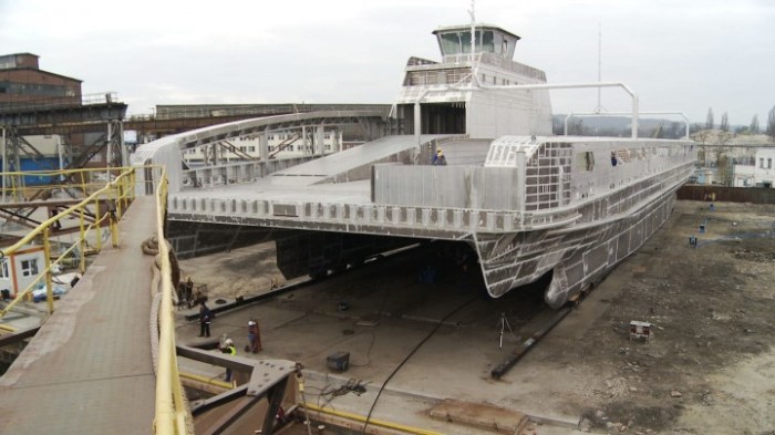 1252872-Przygotowania-do-wodowanie-aluminiowego-statku