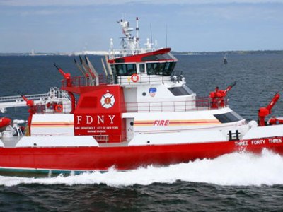 El buque antiincendios Three Forty Three