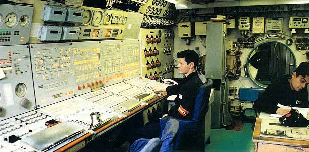 (Vista de la sala de control de un submarino clase Typhoon)