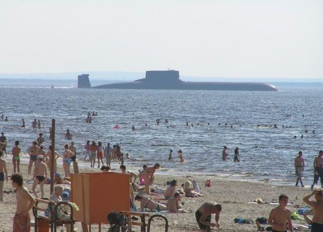 (Perspectiva de un submarino Typhoon frente a una playa rusa repleta de bañistas)
