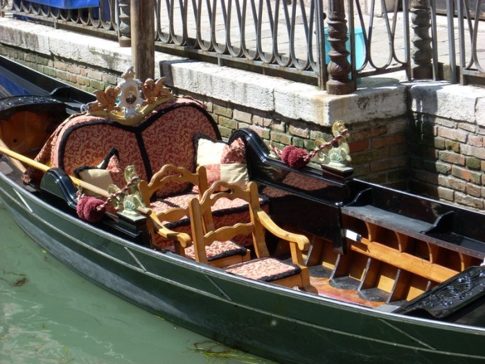 Interior de la góndola. Nótense las cuadernas, los refuerzos longitudinales, la cubierta, y la decoración hortera (foto por el autor)