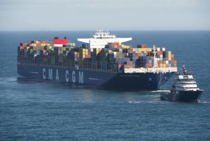 El Abeille Bourbon remolcando al CGM Marco Polo.