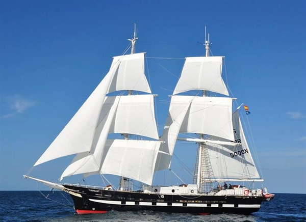 tsroyalistcovershot_resized