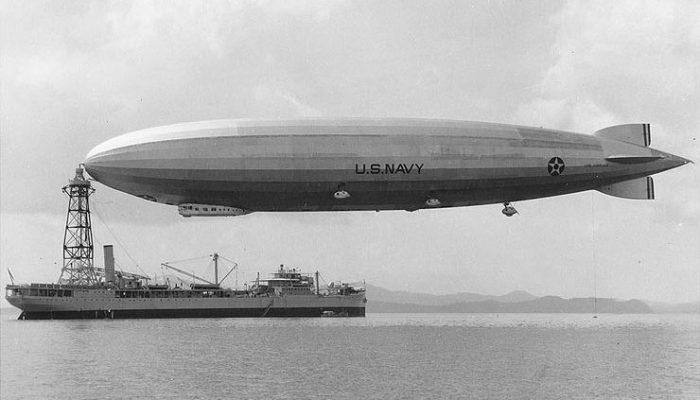 ZR3_USS_Los_Angeles_an_Kriegsschiff