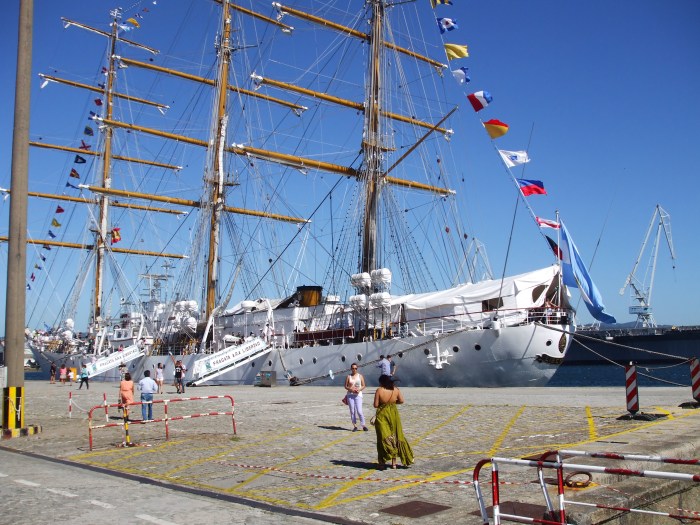 Fragatas ARA Libertad en el arsenal del Ferrol