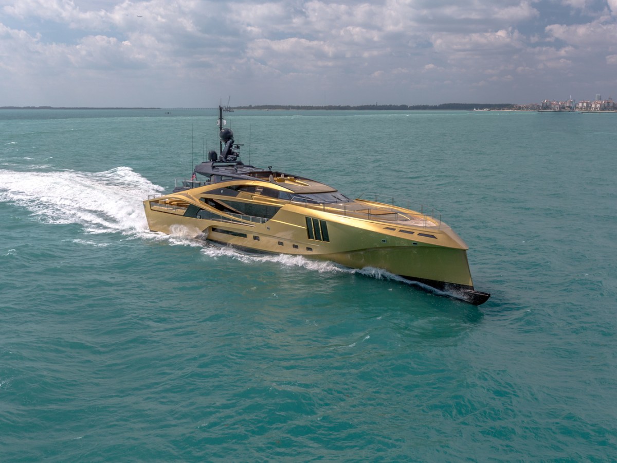 Khalilah, el superyate dorado de fibra de carbono