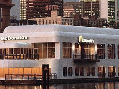 Friendship 500, el McDonald’s flotante de la Expo 86