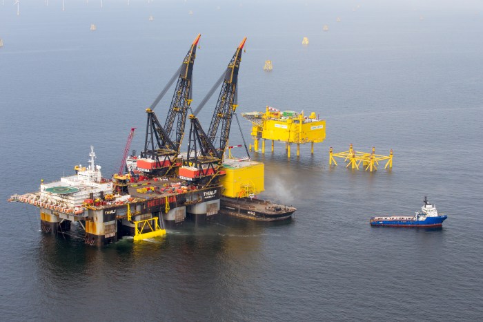 Mit dem Schwerlast-Kranschiff Thialf wird die HelWin2-Plattform von der Transport-Barge angehoben und dann auf die vorbereitete tragende Unterkonstruktion gehievt. Die Netzanbindung HelWin2 wird Windstrom für rund 700.000 deutsche Haushalte an Land bringen. The heavy-lift crane ship Thialf hoists the HelWin2 platform from the transport barge onto the previously prepared supporting baseframe. The HelWin2 grid connection will transmit offshore-generated wind power to land for some 700,000 German households.