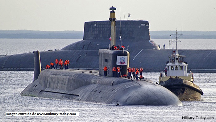 Imagen de un submarino Borei (submarino Typhoon al fondo)