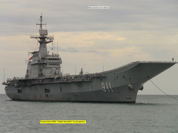 Portaaviones Chakri Naruebet en navegacion