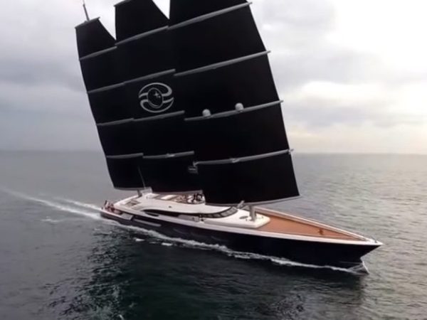 El superyate Black Pearl de Ken Freivokh