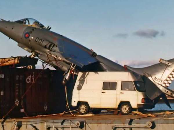 Cuando un Harrier británico aterrizó de emergencia sobre un carguero español