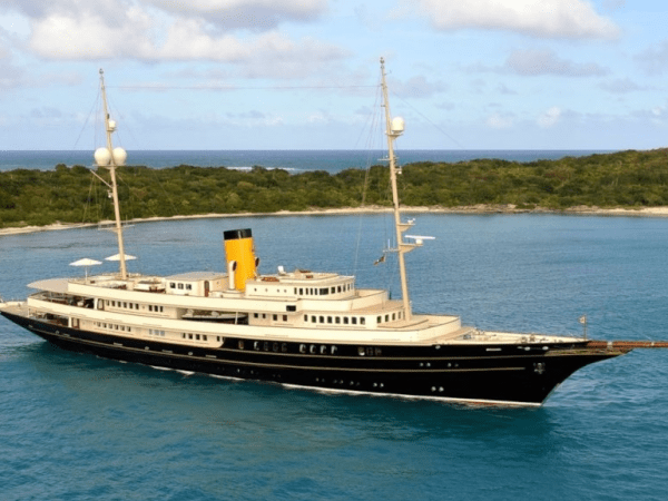 El superyate Nero de Neil Taylor