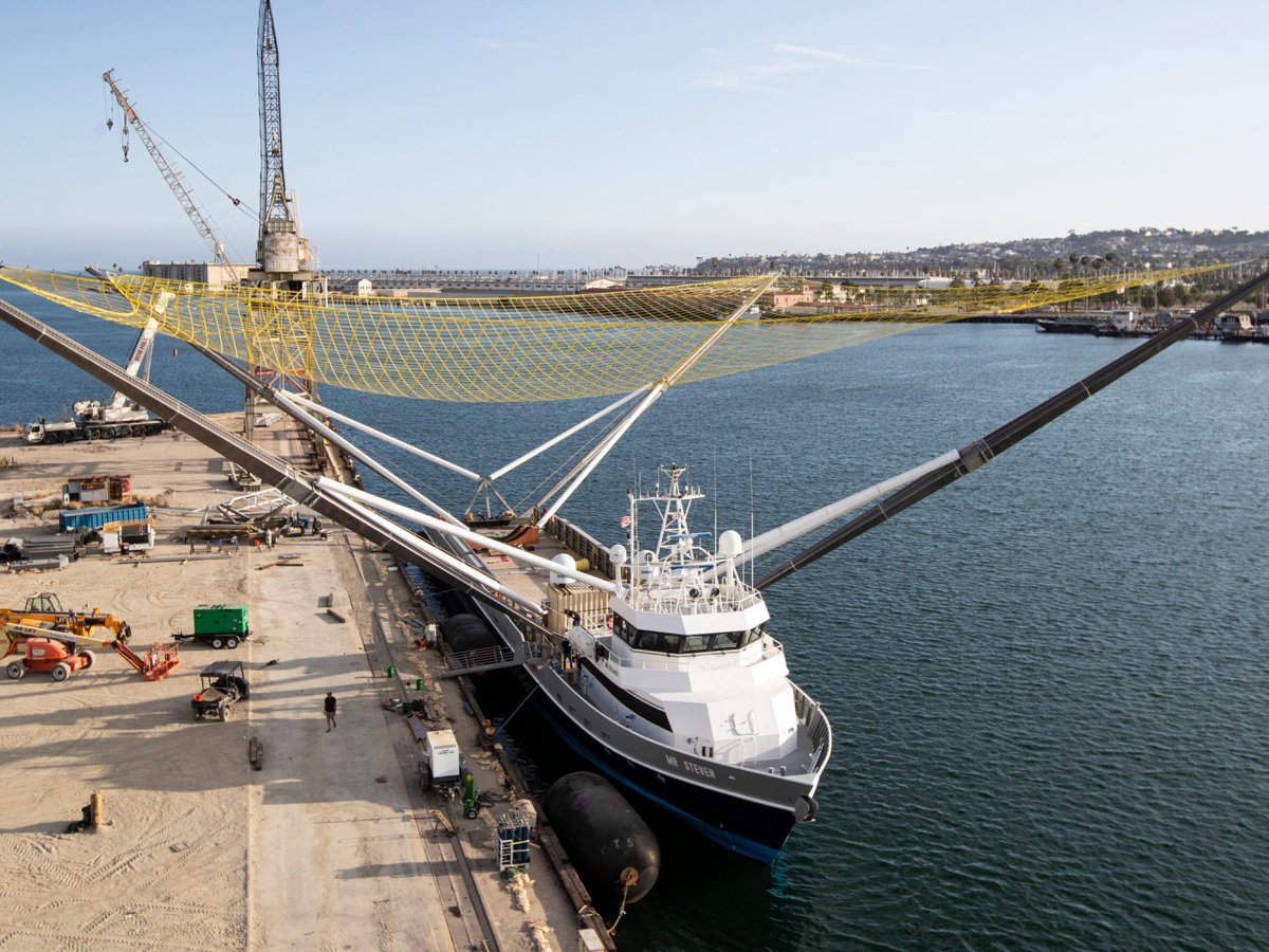 Un barco con una red gigante: así intenta SpaceX recuperar un componente de sus cohetes espaciales