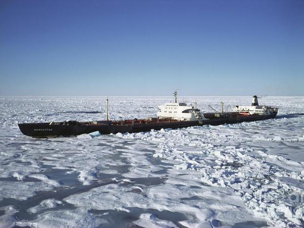 El SS Manhattan, el primer petrolero en cruzar el paso del Noroeste