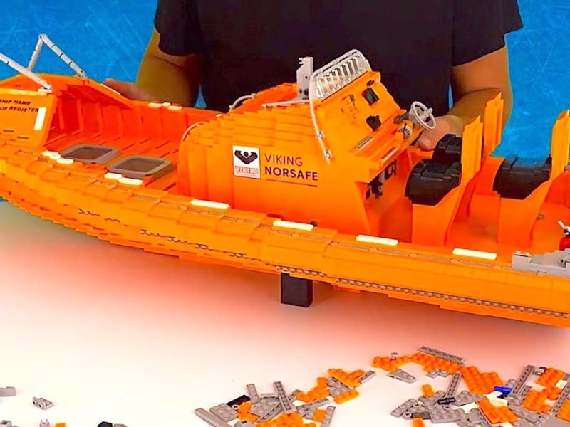 Vídeo: hacen falta más de 10.000 piezas de LEGO para montar esta lancha salvavidas