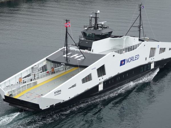 El MF Hydra, el primer ferry propulsado por hidrógeno, Ship of the Year del 2021 en Noruega