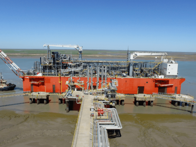 La Tango FLNG, una de las primeras plantas flotantes de licuefacción de gas natural del mundo