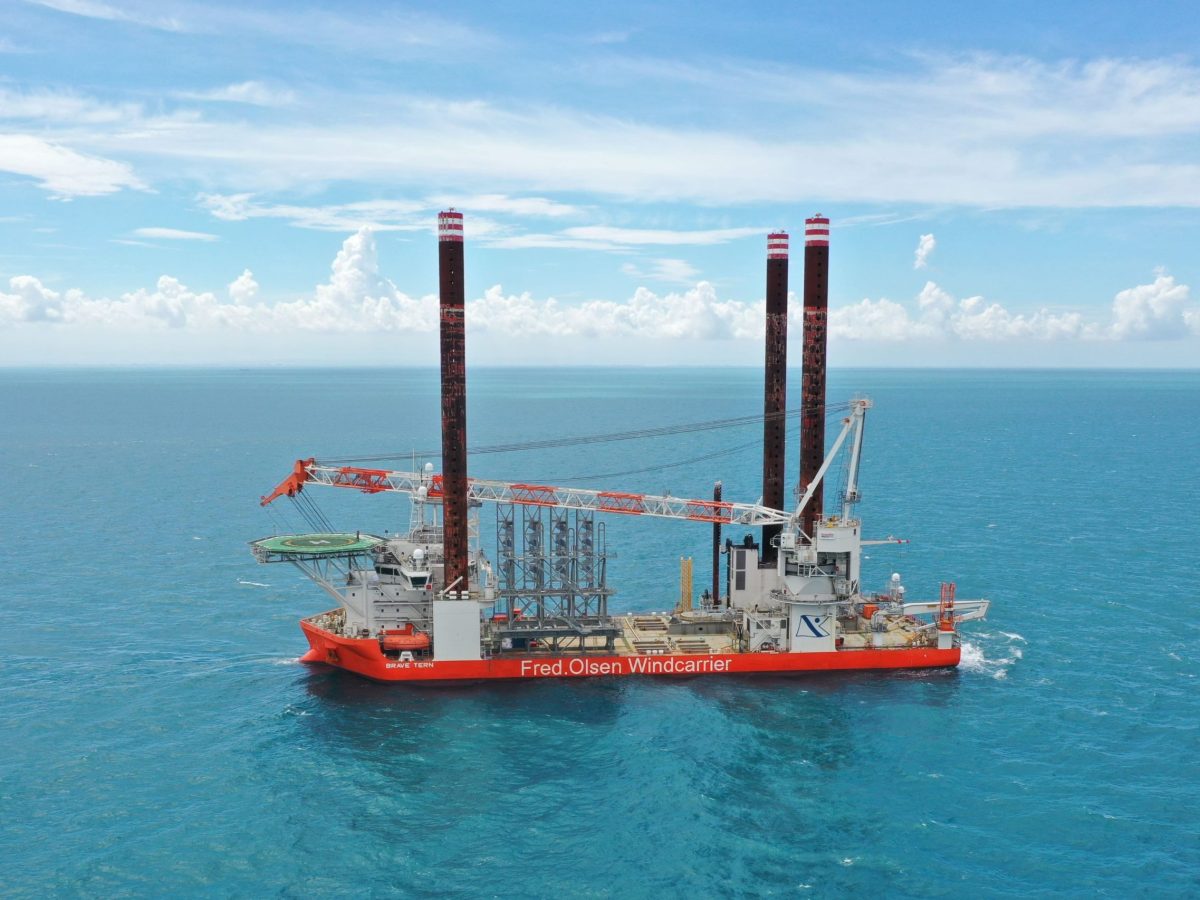 El buque instalador de turbinas eólicas Brave Tern, el mayor de su tipo construido en Oriente Próximo