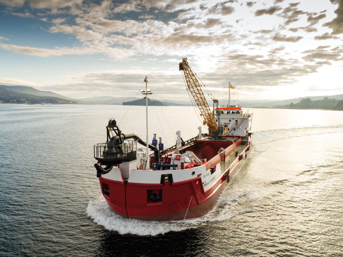 La draga Omvac Catorce de Nodosa y Canlemar, preparada para para operar en cualquier parte del mundo