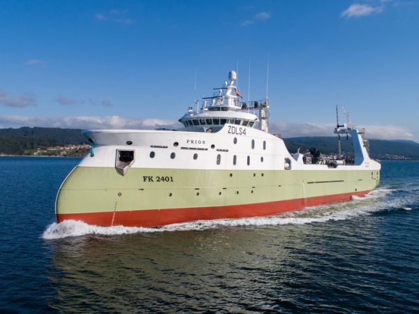 El Prion, diseño de proa invertida para uno de los arrastreros congeladores más modernos de la flota